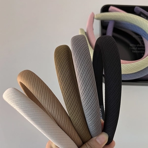 Serre-têtes rembourrés en tissu sergé aux tons neutres et couleurs pastel variés