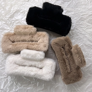 Vue à plat de quatre pinces à cheveux carrées en peluche aux couleurs d'automne douces