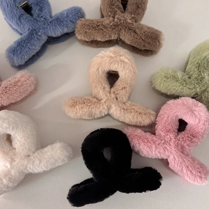 Gros plan sur des pinces à cheveux en peluche douce de couleurs variées pour styles d'hiver