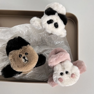 Dettaglio delle mollette per capelli in peluche con panda, orso e coniglio in vassoio