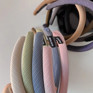 Détails de serre-têtes en tissu sergé rembourré aux couleurs pastel avec étiquette fait main