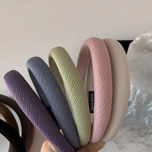 Détail de serre-têtes faits main avec texture sergée en plusieurs coloris assortis