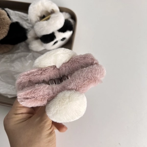 Dettaglio della molletta per capelli in morbido peluche a forma di panda e coniglio