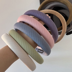 Vue détaillée de serre-têtes faits main en tissu sergé dans divers tons pastels