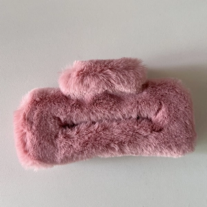 Détail de la pince à cheveux carrée en peluche rose clair avec texture douce et épaisse