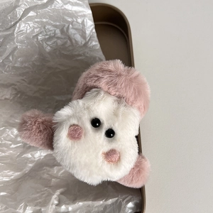 Dettaglio della molletta panda in morbido peluche con occhi a perla e trama rosa