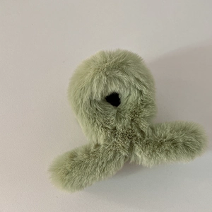 Grosse pince à cheveux en peluche vert sauge avec texture douce en fausse fourrure