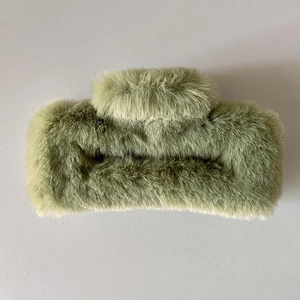 Détail d'une pince à cheveux rectangulaire vert olive en peluche de fausse fourrure