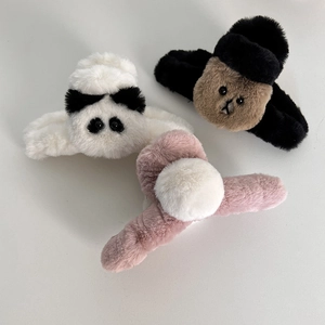 Vue détaillée de trois pinces à cheveux en peluche ours en blanc, marron et rose