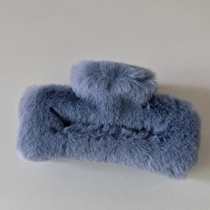 Vue détaillée de la grande pince à cheveux en peluche de couleur bleu brumeux élégant