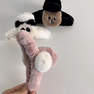 Détail de trois pinces à cheveux en peluche ours en rose, blanc panda et marron
