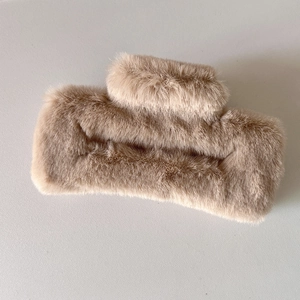 Détail d'une pince à cheveux carrée en peluche kaki avec texture en fausse fourrure douce