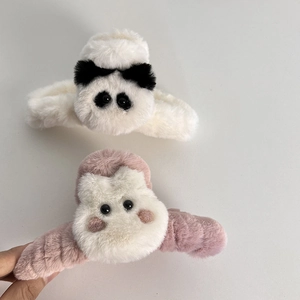 Détail de pinces à cheveux panda et animal rose en peluche avec texture de fourrure