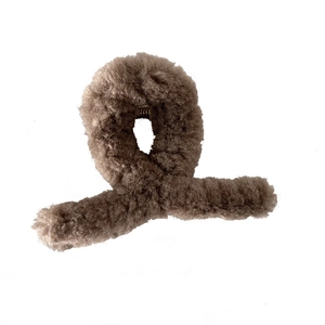 Pince à cheveux en peluche marron avec texture laine pour coiffures d'hiver élégantes