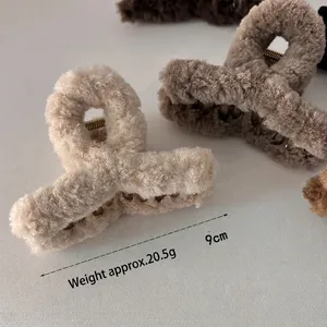 Pince à cheveux en peluche 9cm coloris beige et café pour chignon élégant à la française