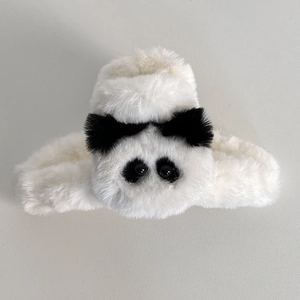 Vue détaillée de la pince à cheveux en peluche douce noire et blanche motif ours