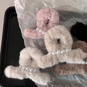 Elegante molletta per capelli in peluche con perle in colori pastello invernali