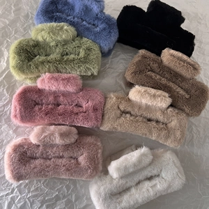 Pinces à cheveux carrées en peluche de couleurs variées avec texture douce en fausse fourrure