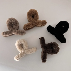 Lot détaillé de cinq pinces à cheveux en peluche aux tons café et terre d'automne