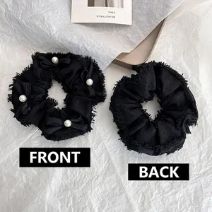 Chouchou noir à bords bruts avec nœuds en satin et perles, vues avant et arrière