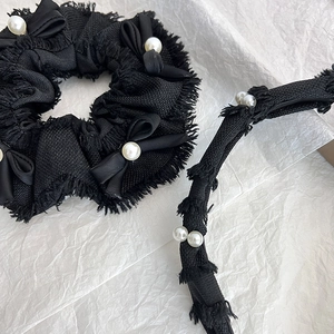 Chouchou noir élégant avec bords effilochés, nœud en satin et détail perle blanche