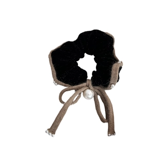Scrunchie francese in velluto nero con bordo in maglia marrone e fiocco di perle