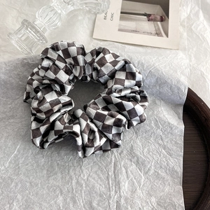 Elastico per capelli in velluto a scacchi bianco e nero in un set estetico