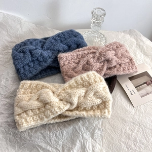 Trama dettagliata delle fasce in maglia di mohair spessa in blu, rosa e bianco