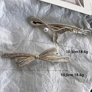 Elegantes Set aus goldenen Haarspangen mit Schleife, Perlen und funkelnden Strasssteinen