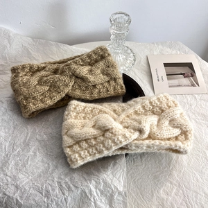 Dettaglio della trama a maglia delle fasce invernali in mohair color beige e caffè