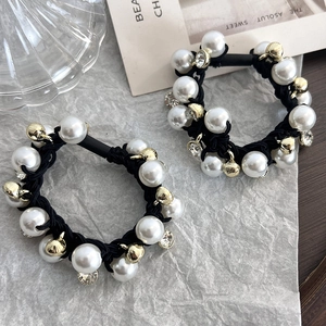 Ensemble élégant de deux chouchous avec perles blanches, perles dorées et cristaux brillants