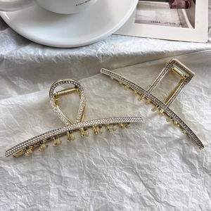 Elegantes Set aus goldfarbenen Haarklammern mit funkelnden Strasssteinen und Design