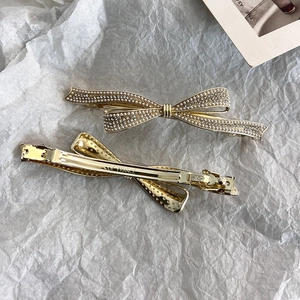 Eleganter goldener Haarclip mit Schleife, Perlen und Kristallen in der Vorder- und Rückansicht