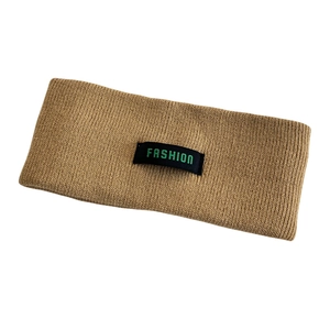 Fascia per capelli in maglia color cammello con elegante etichetta di moda