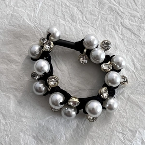Vue macro détaillée d'un chouchou fait main avec perles blanches et strass étincelants