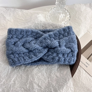Dettaglio della fascia in maglia blu nebbia con motivo a treccia in lana mohair morbida