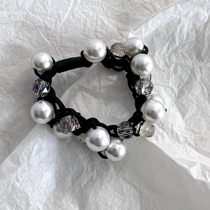 Détail d'un chouchou fait main avec des perles blanches et perles de cristal
