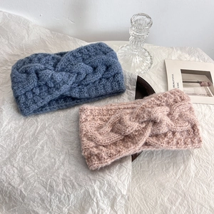 Fascia per capelli invernale in maglia a treccia mohair blu scuro e rosa chiaro morbida