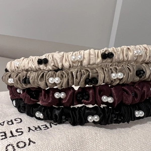 Lot de 4 serre-têtes élégants en satin froncé avec perles en blanc, café, rouge et noir
