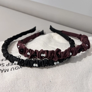 Détail de serre-têtes en satin plissé noir et bordeaux avec perles et perles à facettes