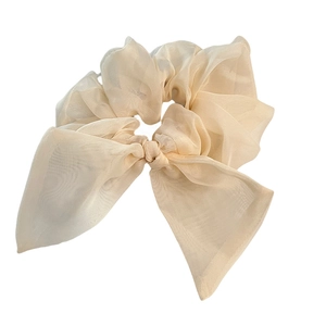 Chouchou élégant en organza avec nœud beige et volants translucides délicats