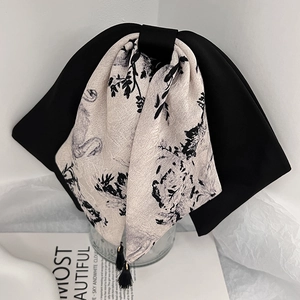 Détail de la pince à cheveux style chinois avec ruban peinture à l'encre et pompons noirs