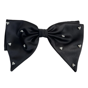 Eleganter schwarzer Satin-Haarclip mit weißen Perlen-Akzenten auf weißem Hintergrund