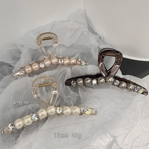 Détail de grandes pinces à cheveux avec perles et strass en trois couleurs de 13 cm