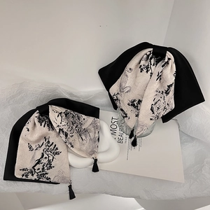 Pince à cheveux élégante avec nœud de peinture à l'encre chinoise et pompons noirs longs