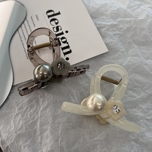 Elegantes pinzas para el cabello con perlas y flores de acetato en gris y blanco