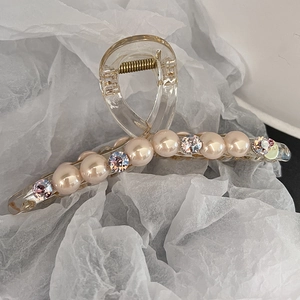 Détail d'une grande pince à cheveux avec perles crème et cristaux de lavande