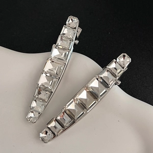 Détails des barrettes en cristal étincelant avec placage argent et pierres taillées carrées