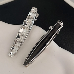 Lot de barrettes élégantes en cristal avec base en métal argenté et strass brillants