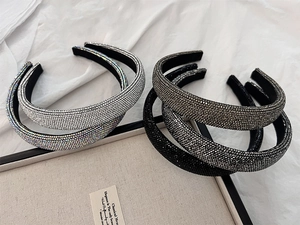 Détail des serre-têtes en strass haute densité en argent et gris avec doublure antidérapante
